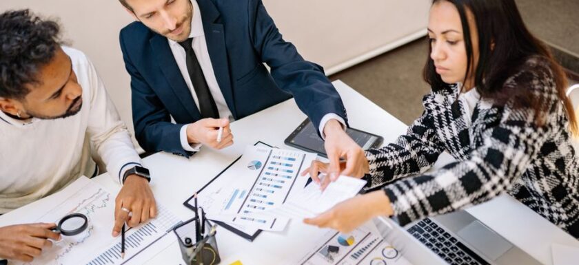 Een team in een vergadering, dat de voordelen van uitzenden bespreekt voor bedrijven en organisaties.
