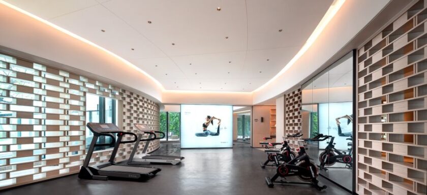 Een opvouwbare loopband in een moderne woonkamer, ideaal voor thuisfitness en beweging.