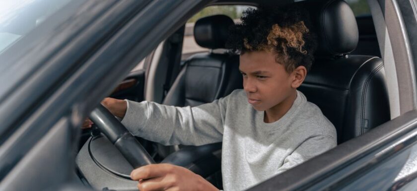 Een rijinstructeur begeleidt een leerling tijdens een rijles in Eindhoven, met focus op verkeersveiligheid en rijvaardigheid.